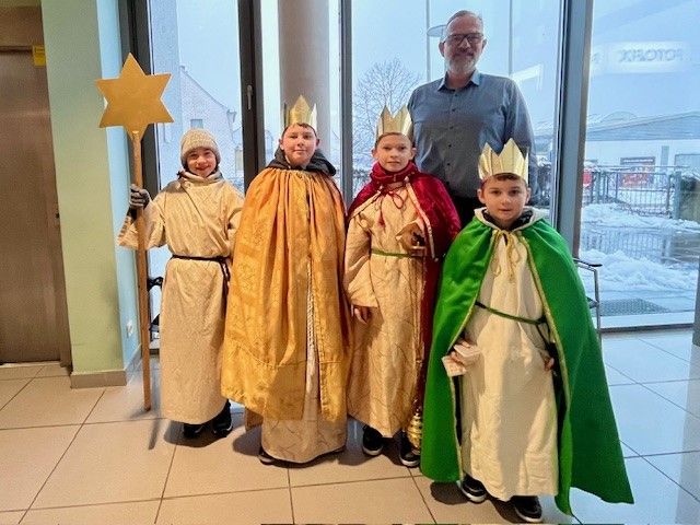 Sternsinger segnen das Rathaus